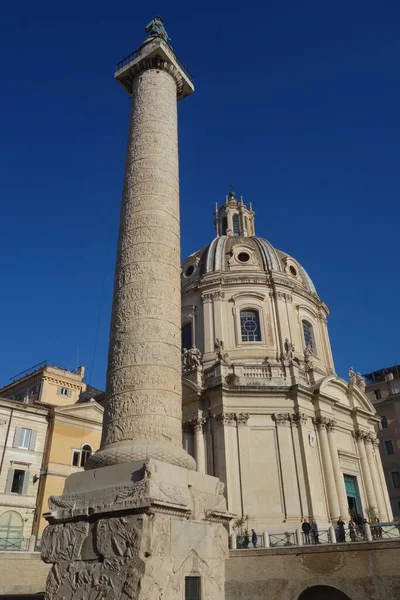 Egy Alacsony Szögletű Felvétel Trajan Oszlopáról Egy Római Diadal Oszlopról — Stock Fotó