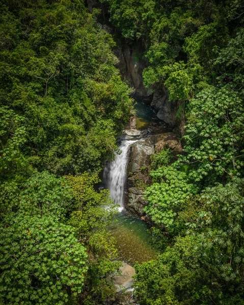 Ein Schöner Wasserfall Fließt Aus Den Bergen — Stockfoto