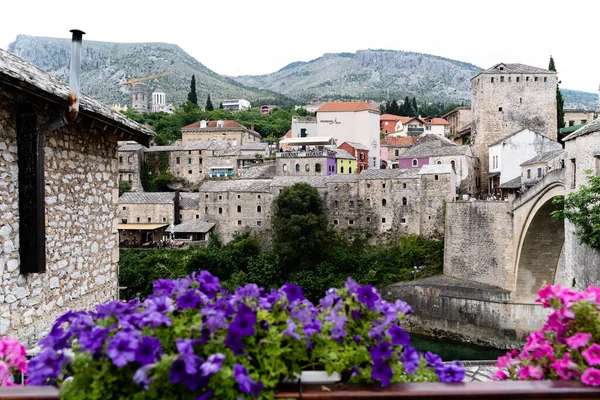 Malebný Pohled Barevné Květiny Budovami Restauracemi Pozadí Mostar — Stock fotografie