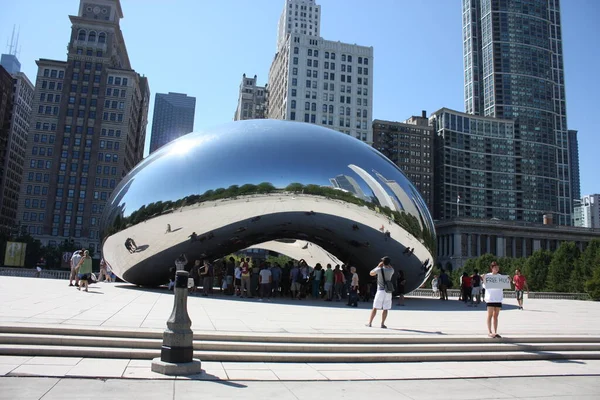 시카고에 클라우드 게이트 기념비의 사진을 관광객들의 아름다운 — 스톡 사진