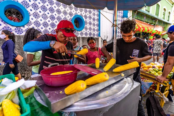 Brezilya Nın Kuzeyindeki Yerel Bir Süpermarkette Sokak Yemeği Yapan Insanların — Stok fotoğraf