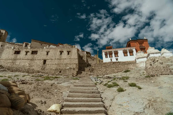 Nízký Úhel Záběru Kamenných Schodů Vedoucích Kamenných Domů Ladakhu Indie — Stock fotografie