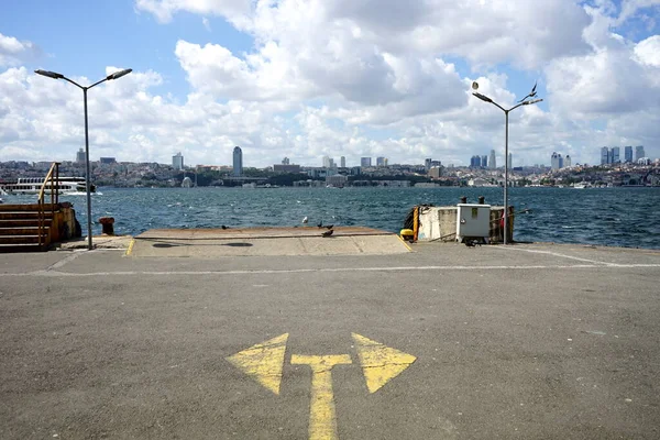 Una Hermosa Vista Orilla Del Río Desde Paseo Marítimo Con —  Fotos de Stock