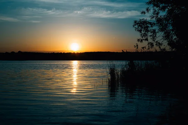 Scena Odbiciem Światła Słonecznego Powierzchni Jeziora Zmierzchu — Zdjęcie stockowe