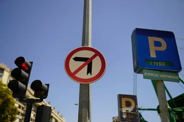 Низкий Угол Парковки Отсутствие Знака Поворота Налево Улице — стоковое фото