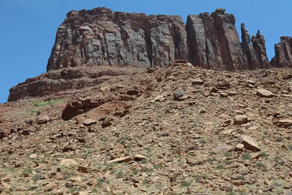 Çöldeki Kayalık Kayalıklardan Oluşan Güzel Bir Manzara — Stok fotoğraf