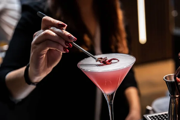 Uno Speciale Cocktail Rosa Con Petalo Fiori Cima Servito Barista — Foto Stock