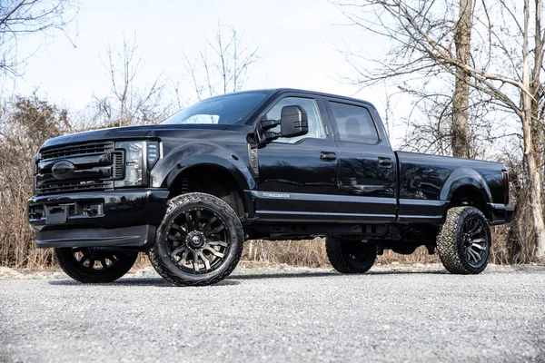 Une Camionnette Ford Noire Garée Extérieur — Photo