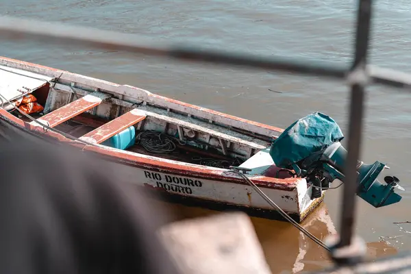 Маленькая Лодка Водах Порту Португалия Течение Дня — стоковое фото
