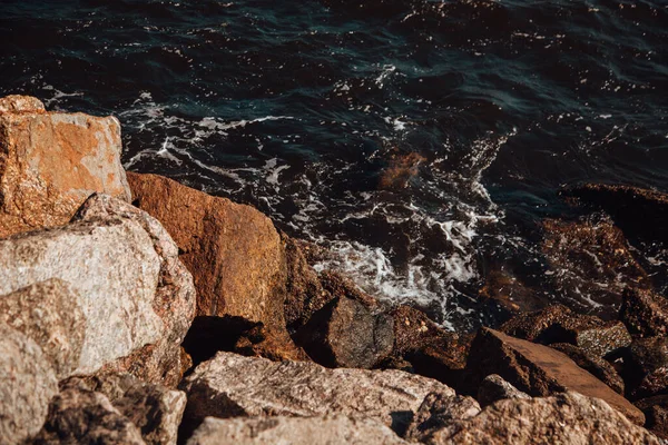阳光灿烂的大海中岩石的美丽景色 — 图库照片