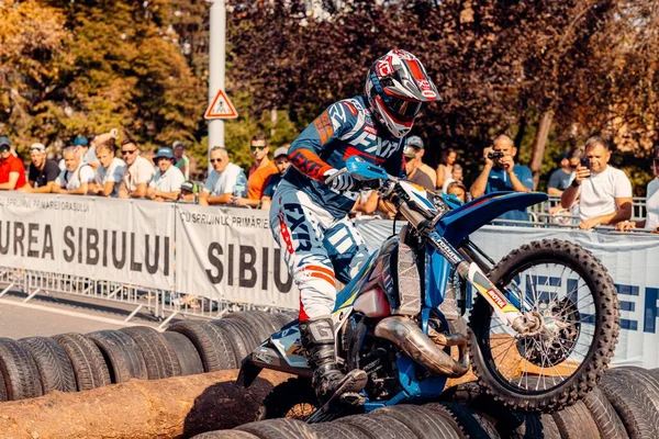 在罗马尼亚锡比乌举行的红牛罗马狂热者越野摩托车比赛中 一名骑手在开赛前奏 — 图库照片