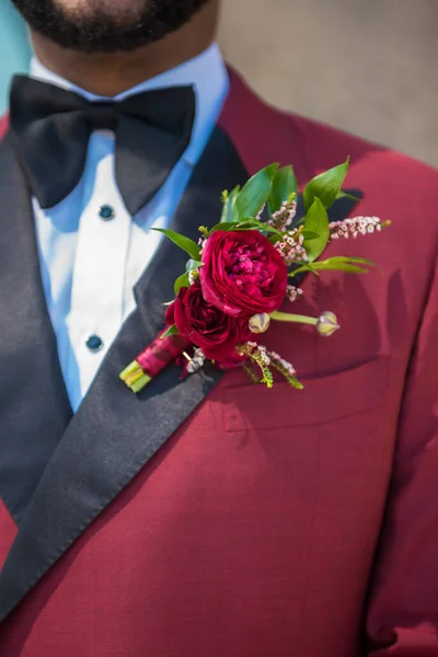 Close Boutonniere Vermelho Terno Vermelho Noivo — Fotografia de Stock