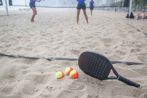 Una Racchetta Tennis Sulla Spiaggia Palline Sulla Sabbia — Foto Stock