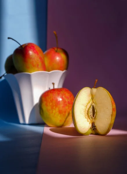 Detailní Záběr Jablka Kontejneru Růžovém Modrém Pozadí — Stock fotografie