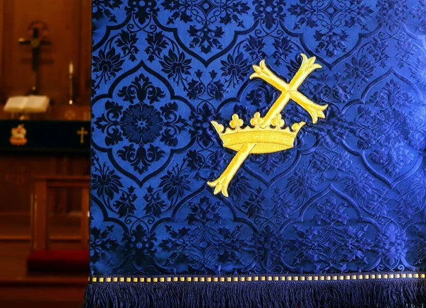 Zbliżenie Zdjęcie Złotej Korony Krzyż Niebieskim Paramencie Kościoła Sezon Adwentu — Zdjęcie stockowe