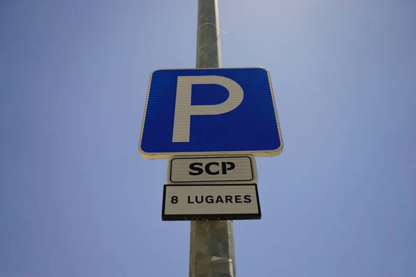 Nízký Úhel Záběru Parkovací Značky Proti Jasné Obloze — Stock fotografie