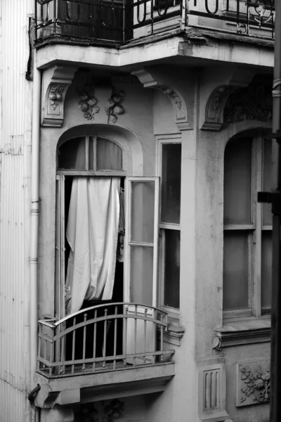 Pionowe Ujęcie Balkonu Mieszkalnego Budynku — Zdjęcie stockowe