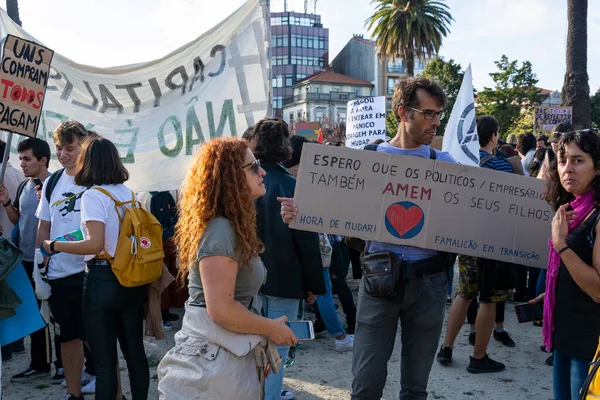 Människor Som Håller Upp Skyltar Protesterar Mot Klimatförändringarna Gatorna Porto — Stockfoto
