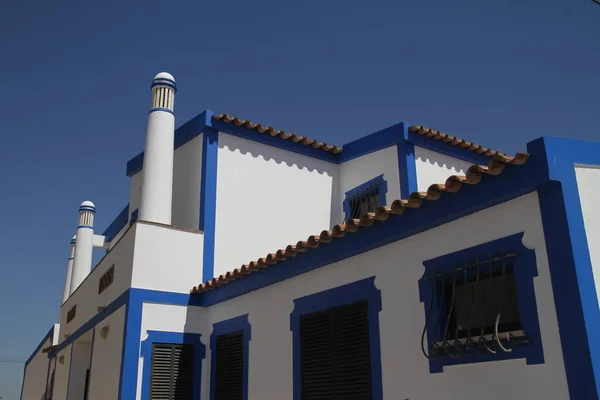 蓝天下一座白色的旧建筑的美丽景色 — 图库照片