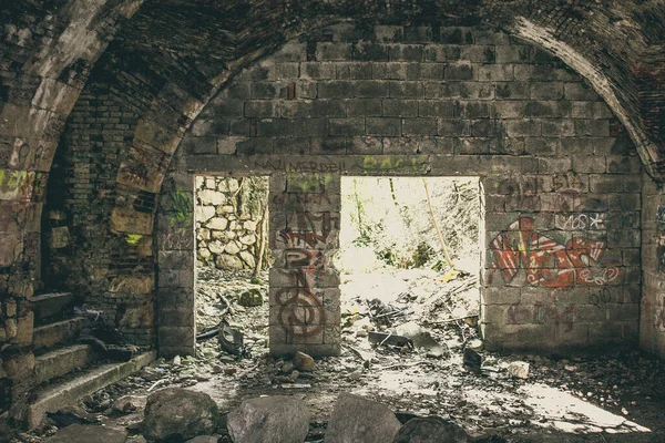 Pohled Opuštěnou Zničenou Budovu Nápisy Zdech — Stock fotografie