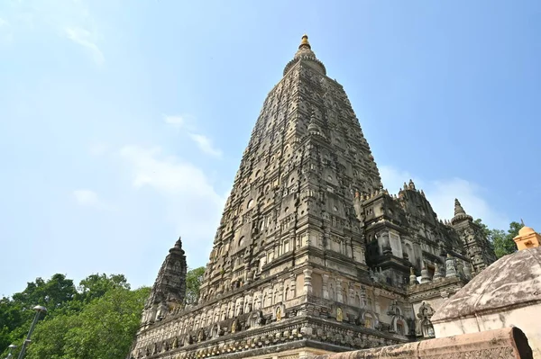 Niski Kąt Strzał Wysokiego Mahabodhi Mahavihar Temple Miejsce Oświecenia Buddy — Zdjęcie stockowe
