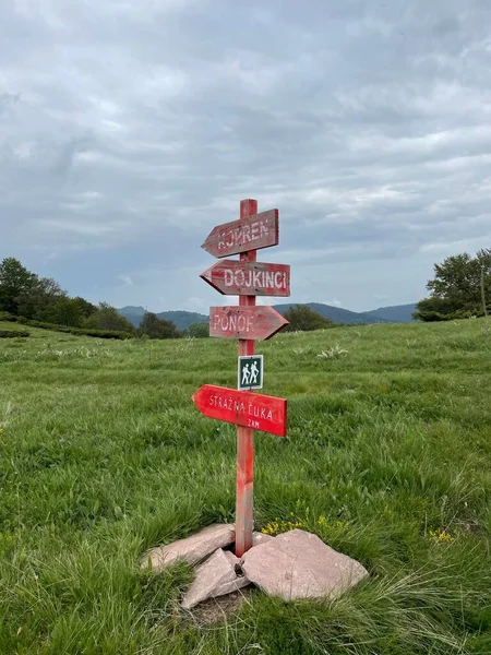 Vertical View Old Mountain Hiking Direction Sign Boards Representing Serbian — Stock Photo, Image