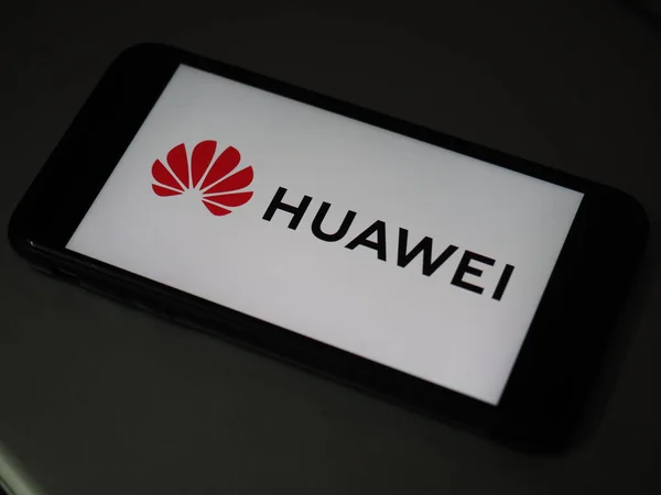 Een Huawei Telefoonscherm Met Officieel Huawei Logo Bij Het Inschakelen — Stockfoto