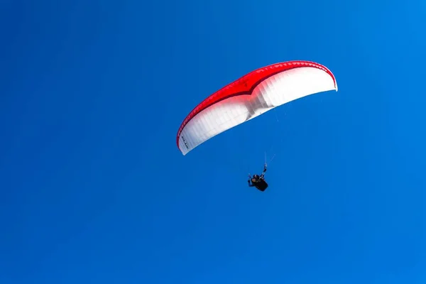 空をパラシュートで飛ぶグライダーの眺め — ストック写真