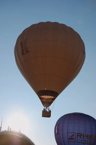 Litvanya Vilnius Taki Uçuş Sırasında Renkli Bir Hava Balonunun Dikey — Stok fotoğraf