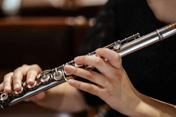 Músico Tocando Flauta Concerto — Fotografia de Stock