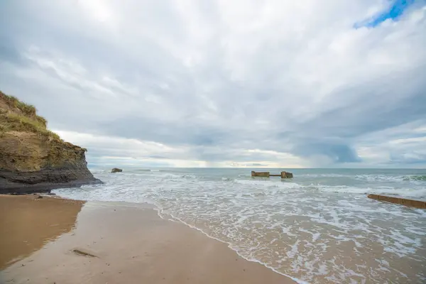 Прекрасный Снимок Моря Спокойными Волнами Разбивающимися Песчаном Пляже Голубым Облачным — стоковое фото