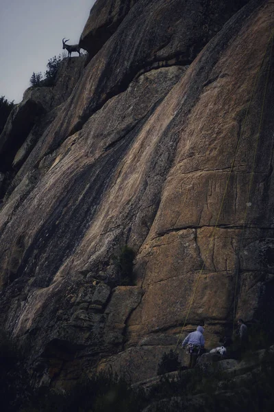 Vertikal Bild Bergsget Ravin Och Vandrare Klättra Den — Stockfoto