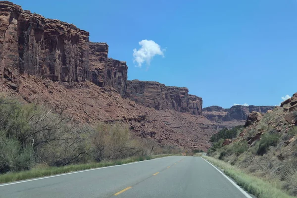 美国犹他州摩押附近的一条穿越岩石景观的道路 — 图库照片