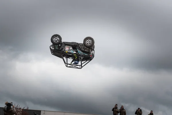 Piloto Imprudente Realiza Trucos Acrobáticos Aire Durante Feria Eicma Milán — Foto de Stock