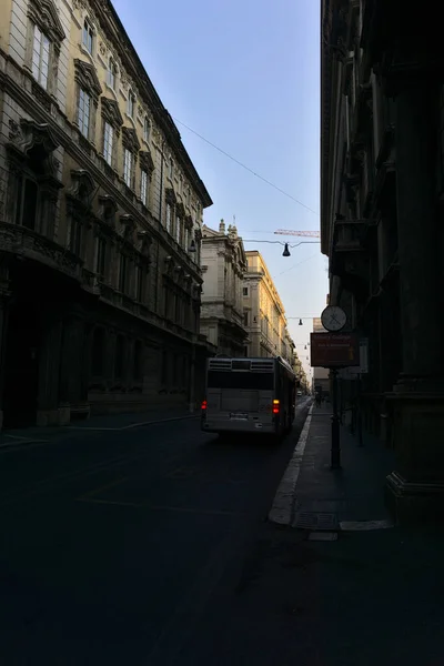 イタリアのローマで早朝の道路上のバス — ストック写真
