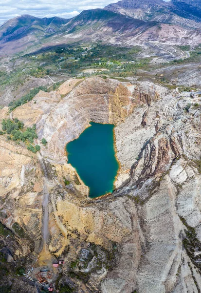 Vertical Shot Blue Lake Surrounded Mines Queenstown Tasmania Australia — Stock Photo, Image