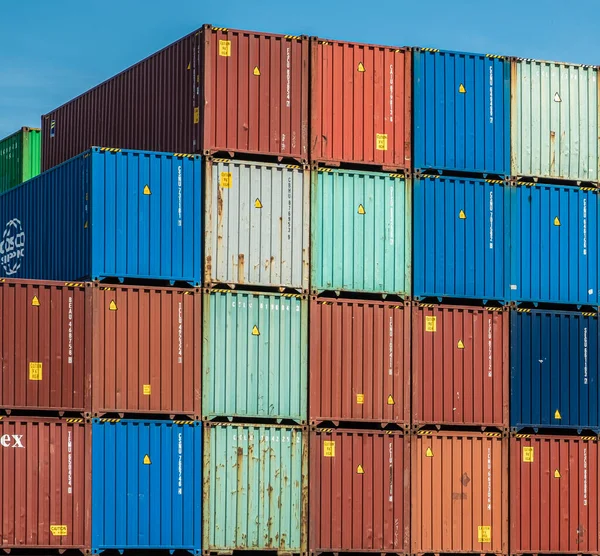 Die Bunten Schiffscontainer Stapeln Sich Hafen Von Felixstowe — Stockfoto