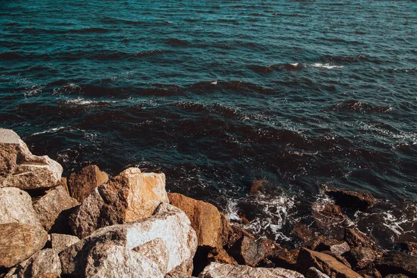 Uitzicht Golvende Zee Vanaf Rotsachtige Kust Een Zonnige Dag — Stockfoto