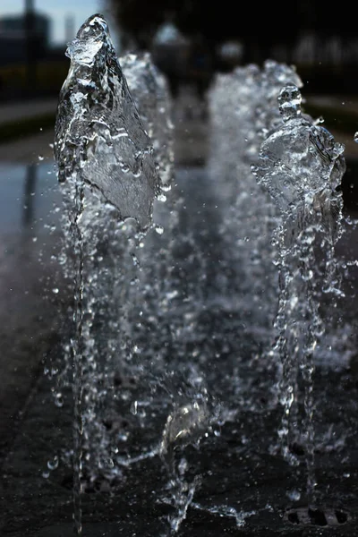 Uma Vertical Água Salpicando Para Fora Chão Rua — Fotografia de Stock