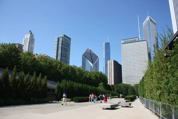アメリカのシカゴの高層ビルの反対側の公園を歩く人々のショット — ストック写真