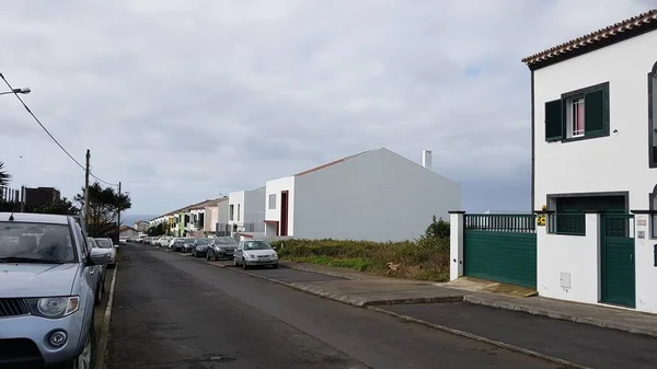 葡萄牙圣米格尔岛上一条有房屋和汽车的街道 — 图库照片