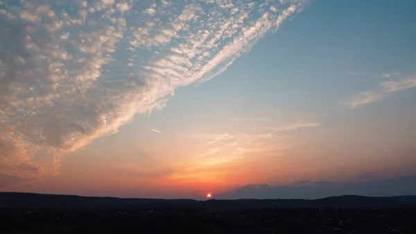 Захватывающий Вид Красивый Закат Над Обширным Ландшафтом — стоковое фото