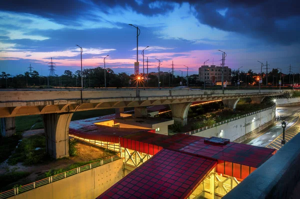 Der Himmel Bei Sonnenuntergang Mit Einer Brücke Und Einer Metrostation — Stockfoto