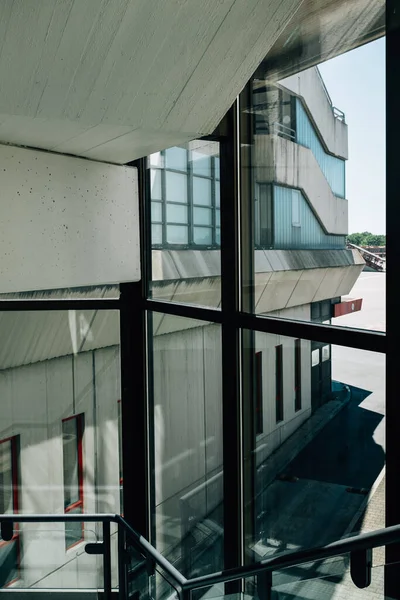 Вид Современное Здание Через Большие Стеклопакеты — стоковое фото