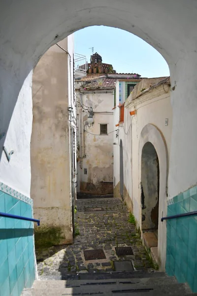 Plano Vertical Una Calle Larga Estrecha Con Balcones Pueblo Vietri — Foto de Stock