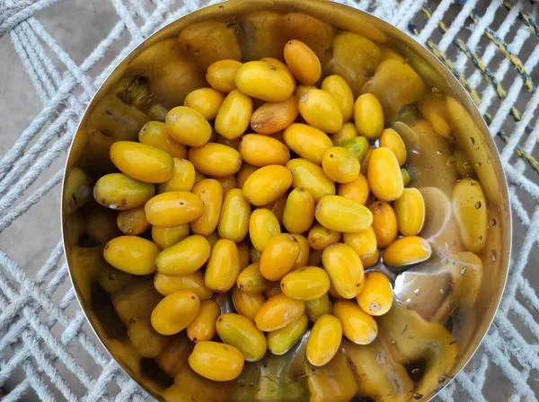 Widok Manilkara Hexandra Żółte Owoce Stalowej Misce — Zdjęcie stockowe