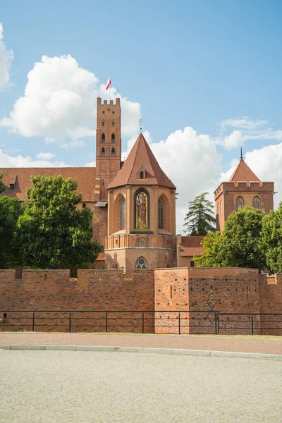 Widok Zewnętrzny Wysoki Zamek Malborku Widoczną Wieżą Kaplicą Najświętszej Maryi — Zdjęcie stockowe