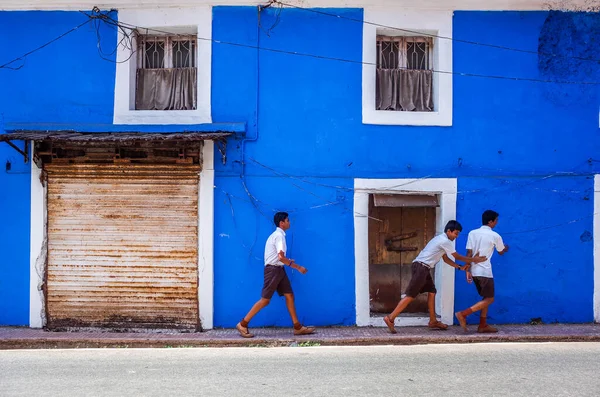 Una Foto Una Calle India Con Casa Azul —  Fotos de Stock