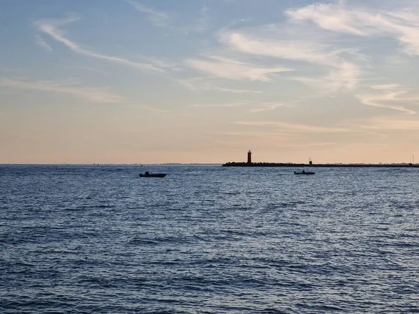 Gün Batımında Arka Planda Bir Iskele Deniz Feneri Olan Güzel — Stok fotoğraf