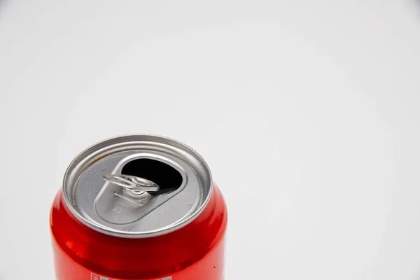 Eine Nahaufnahme Einer Roten Getränkedose Auf Weißem Hintergrund — Stockfoto